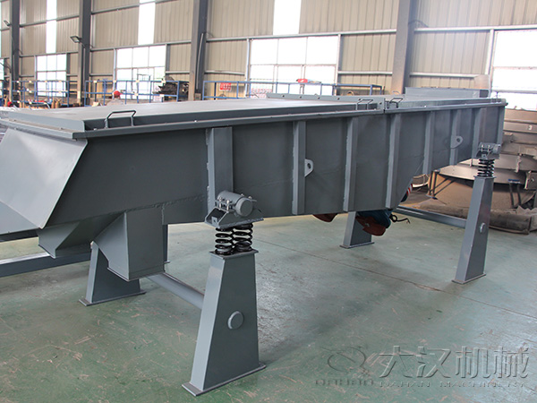 直線輸送機也屬于大型的篩分設(shè)備，所以該產(chǎn)品能夠輸送一些比重較大的物料。